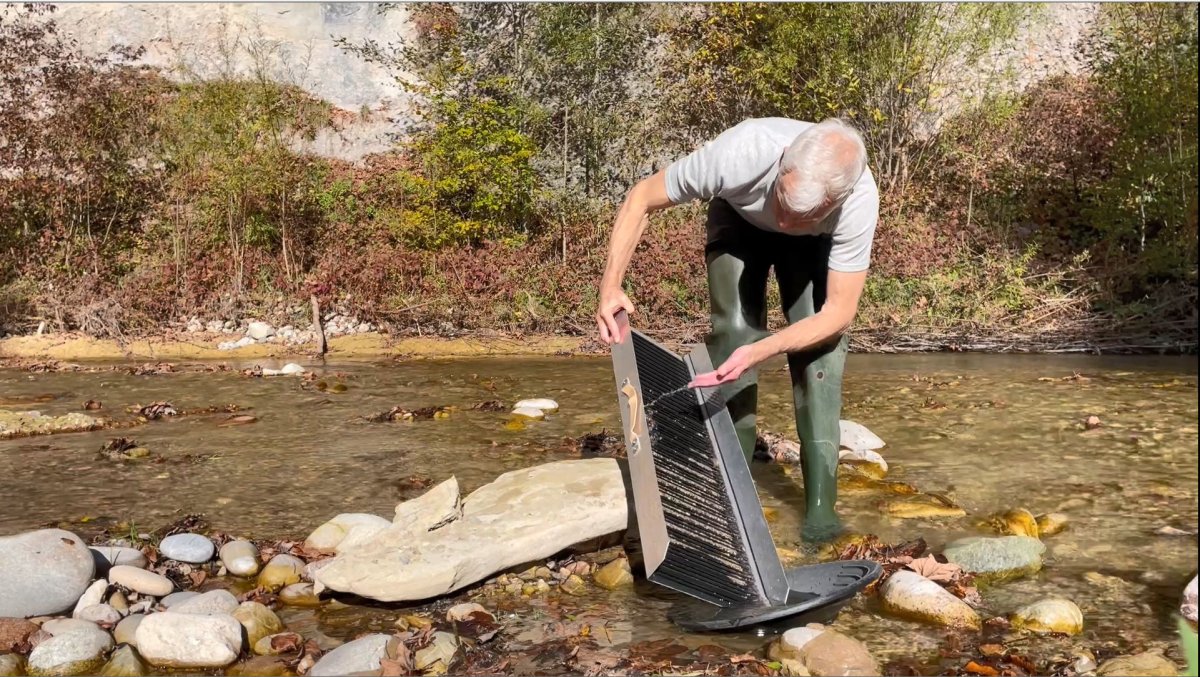 Clean-Up ist das Leeren des Schleusen-Konzentrats in die Goldwaschpfanne Clean-Up beim Goldwaschen